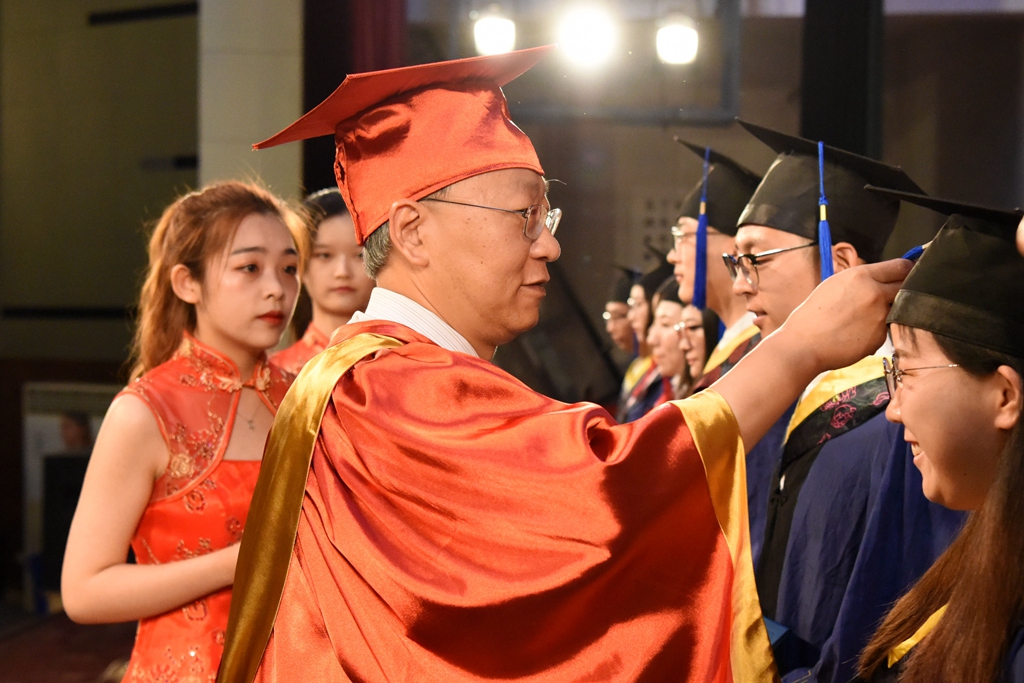 校长范九伦为2019届毕业生代表授予学位