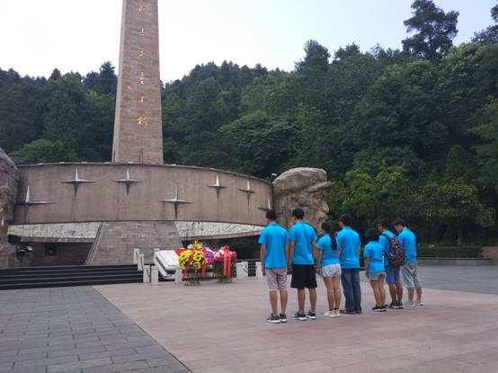 实践队在红军烈士陵园向革命先烈敬献花篮，并在纪念碑前默哀致敬.png
