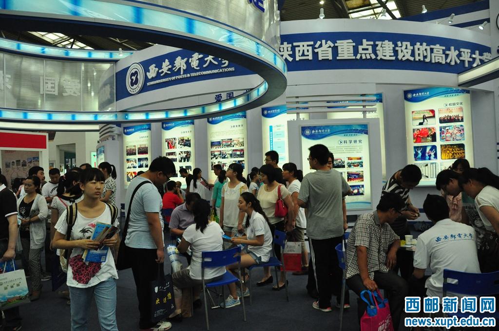 我校展厅人头攒动