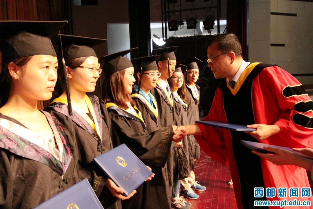 卢建军为本科毕业生颁发学位证书