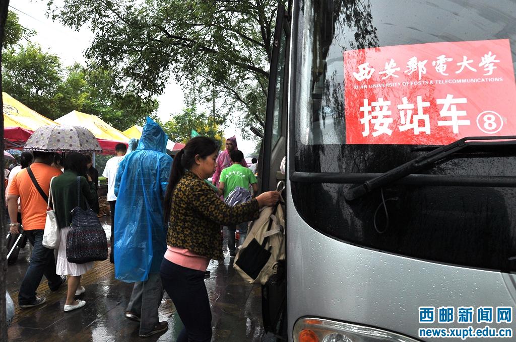 看到学校的校车接我们,感觉很亲切