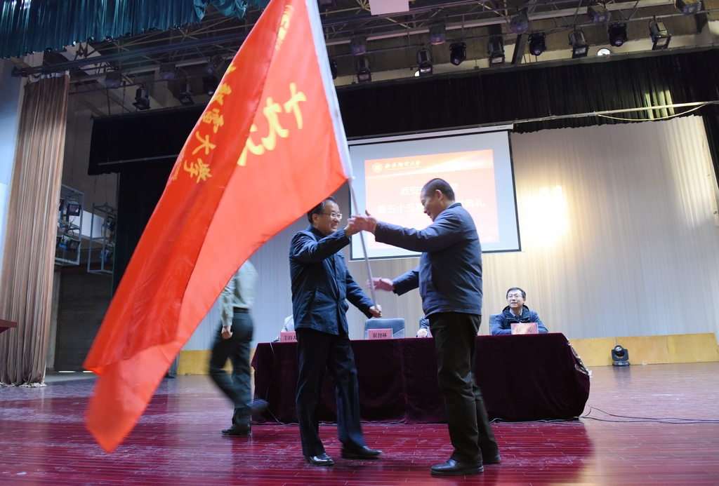 党委书记崔智林为十九大精神教授宣讲团授旗