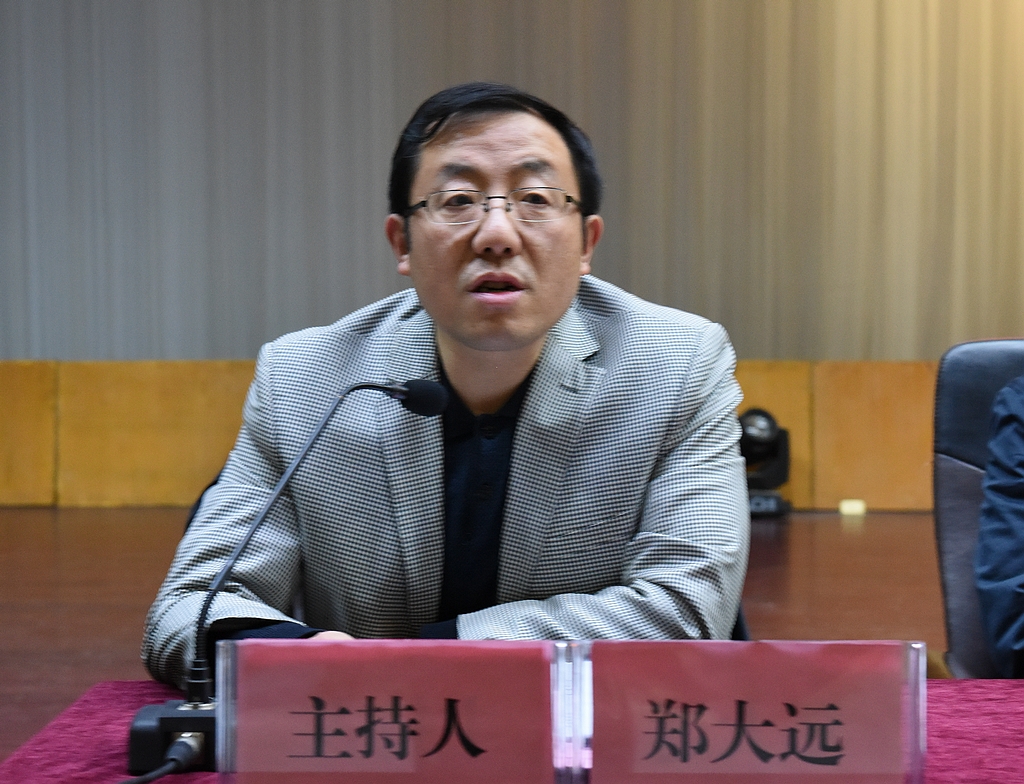 党委组织部部长郑大远主持典礼