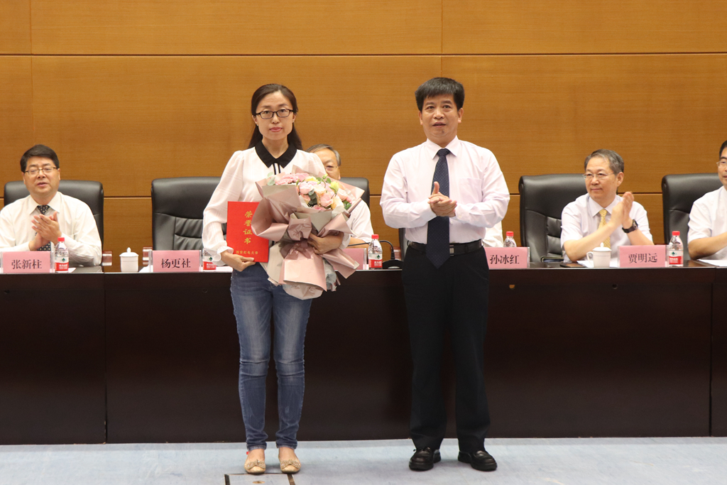 党委书记杨更社为全国优秀教师赵凤颁奖